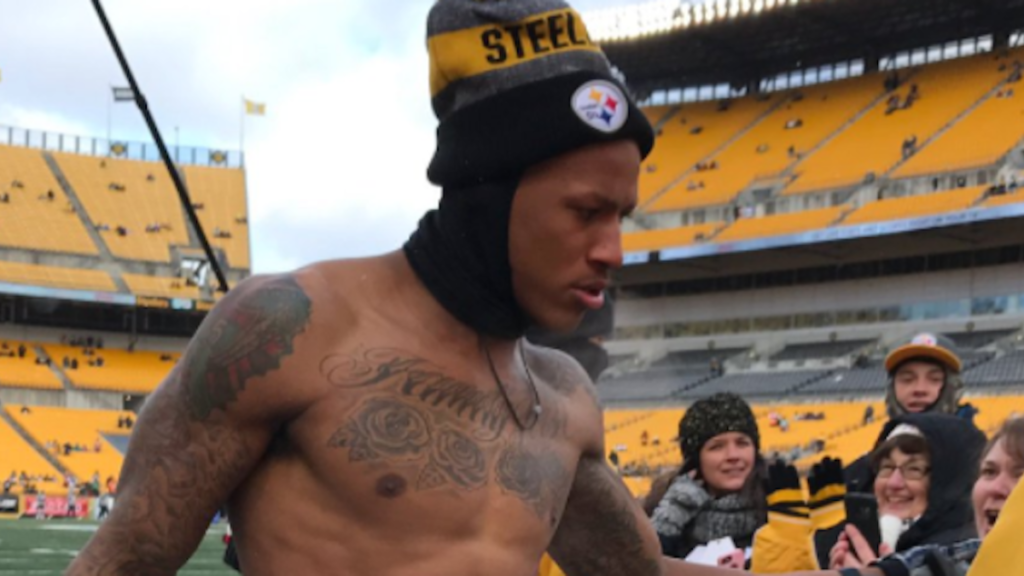 LOOK Steelers Player Warms Up Shirtless In Ice Cold 16