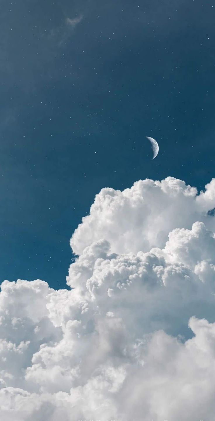 Crescent Moon In Cloudy Sky In 2020 Trippy Wallpaper 