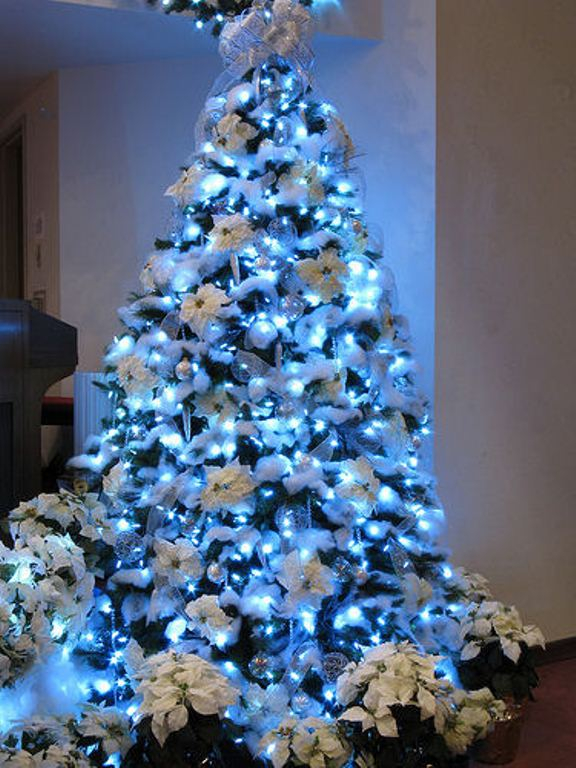 30 Traditional And Unusual Christmas Tree D cor Ideas 